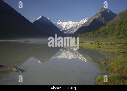 Bellissimo paesaggio di montagna vicino al lago. Lago di montagna. Tipo di terreno montuoso e l'acqua nella valle Foto Stock