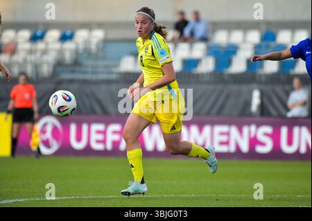 Rzeszów, Polonia. 15 giugno 2025. Emma Broddheimer (8, Svezia) durante la partita internazionale UEFA Women's Under-19 Francia contro Svezia allo stadio Stal Rzeszow, Polonia. Crediti: Robert Skalski/Alamy Live News Foto Stock