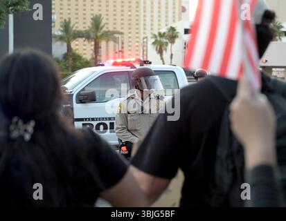 Las Vegas, Stati Uniti. 14 giugno 2025. Un agente della polizia metropolitana di Las Vegas è in guardia a una protesta contro l'amministrazione Trump durante la manifestazione nazionale "No Kings" nel centro di Las Vegas, Nevada, il 14 giugno 2025. (Foto di Bryan Steffy/Sipa USA) credito: SIPA USA/Alamy Live News Foto Stock