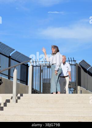 Las Vegas, Stati Uniti. 14 giugno 2025. La rappresentante DEGLI STATI UNITI Dina Titus (D-NV) appare in una protesta contro l'amministrazione Trump durante la manifestazione nazionale "No Kings" nel centro di Las Vegas, Nevada, il 14 giugno 2025. (Foto di Bryan Steffy/Sipa USA) credito: SIPA USA/Alamy Live News Foto Stock