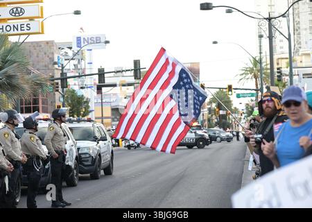 Las Vegas, Stati Uniti. 14 giugno 2025. Gli agenti della polizia metropolitana di Las Vegas sono in guardia a una protesta contro l'amministrazione Trump durante la manifestazione nazionale "No Kings" nel centro di Las Vegas, Nevada, il 14 giugno 2025. (Foto di Bryan Steffy/Sipa USA) credito: SIPA USA/Alamy Live News Foto Stock