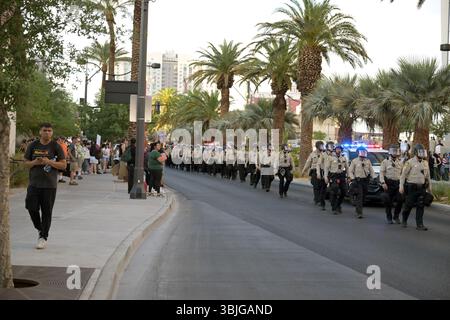 Las Vegas, Stati Uniti. 14 giugno 2025. Gli agenti della polizia metropolitana di Las Vegas sono in guardia a una protesta contro l'amministrazione Trump durante la manifestazione nazionale "No Kings" nel centro di Las Vegas, Nevada, il 14 giugno 2025. (Foto di Bryan Steffy/Sipa USA) credito: SIPA USA/Alamy Live News Foto Stock