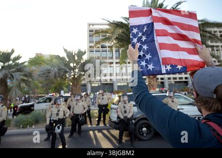 Las Vegas, Stati Uniti. 14 giugno 2025. Gli agenti della polizia metropolitana di Las Vegas sono in guardia a una protesta contro l'amministrazione Trump durante la manifestazione nazionale "No Kings" nel centro di Las Vegas, Nevada, il 14 giugno 2025. (Foto di Bryan Steffy/Sipa USA) credito: SIPA USA/Alamy Live News Foto Stock