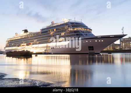 Londra Greenwich, Regno Unito – 15 giugno 2025: Meteo Regno Unito. Le nuvole rosse al tramonto e la tranquilla luce notturna si riflettono sul Tamigi a Low Tide a Greenwich, Londra, con la nave da crociera Viking Saturn che riposa nell'ebbing Current Credit: Glosszoom/Alamy Live News. Foto Stock