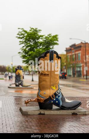 Cheyenne, Wyoming - 26 maggio 2025: Grande scultura di stivali cowboy fuori dalla storica stazione ferroviaria Union Pacific Depot a Cheyenne, Wyoming Foto Stock