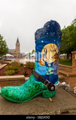 Cheyenne, Wyoming - 26 maggio 2025: Grande scultura di stivali cowboy fuori dalla storica stazione ferroviaria Union Pacific Depot a Cheyenne, Wyoming Foto Stock