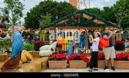 Turisti che fotografano presepi, Plaza grande, Centro Historico , Merida, Messico Foto Stock
