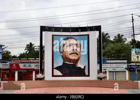 Vista frontale del murale Bangabandhu Smrity nella città di Jessore, Bangladesh, in onore dello sceicco Mujibur Rahman con opere d'arte piastrellate e piazza aperta. Foto Stock