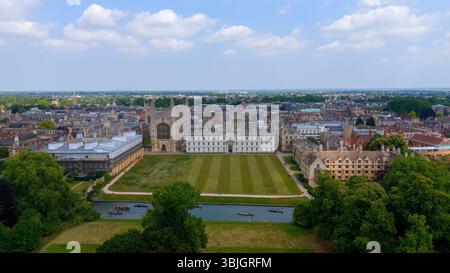 Veduta aerea della Cappella del King's College, del fiume Cam e delle schiene che mostrano il punting durante una soleggiata giornata estiva a Cambridge, Regno Unito Foto Stock