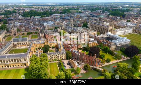 Vista aerea dei college dell'Università di Cambridge, del fiume Cam e dello skyline della città che mostra l'architettura storica di Cambridge, Regno Unito Foto Stock