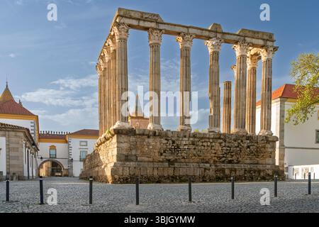 Le rovine del Tempio Romano a Evora, Portogallo, Europa. Foto Stock