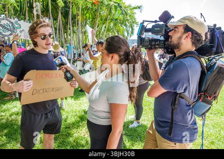 Miami Beach, Florida, Pride Park, proteste di protesta del No Kings Day, manifestazione organizzata, anti-Donald Trump presidente presidenziale 79esimo compleanno, autoritaria Foto Stock