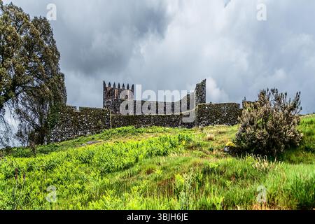 Castello di Lindoso, Portogallo, 2 maggio 2024: Fortezza medievale del XIII secolo e monumento militare a guardia del fiume Lima e del confine con la Spagna. Foto Stock