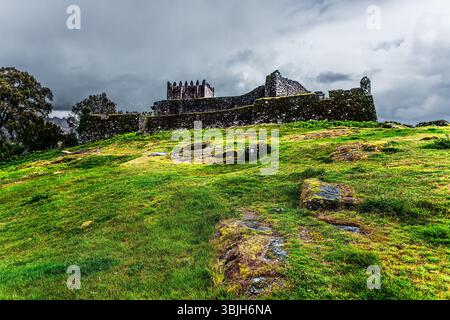 Castello di Lindoso, Portogallo, 2 maggio 2024: Fortezza medievale del XIII secolo e monumento militare a guardia del fiume Lima e del confine con la Spagna. Foto Stock