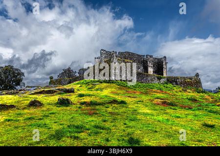 Castello di Lindoso, Portogallo, 2 maggio 2024: Fortezza medievale del XIII secolo e monumento militare a guardia del fiume Lima e del confine con la Spagna. Foto Stock