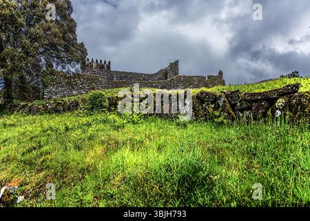 Castello di Lindoso, Portogallo, 2 maggio 2024: Fortezza medievale del XIII secolo e monumento militare a guardia del fiume Lima e del confine con la Spagna. Foto Stock