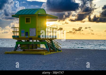 Bagnino di Miami Beach al sole della Florida. Torre bagnino a South Beach, Miami Beach in una giornata di sole, Florida. Colorata capanna bagnino accesa Foto Stock