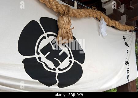 La svastica rovesciata giapponese o "manji" è l'antico simbolo di buona fortuna per un tempio buddista in Giappone ed è visibile in tutto il paese e sulle mappe Foto Stock