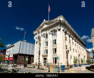Pittsfield, Massachusetts - 26 maggio 2025: La Agricultural National Bank di Pittsfield, Stati Uniti, mostra la sua facciata ornata in pietra bianca e alte colonne corinzie che si illuminano sotto un cielo estivo azzurro Foto Stock