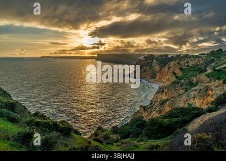 Ponta Piedade tramonta vicino a Lagos, Algarve, Portogallo, Europa. Foto Stock