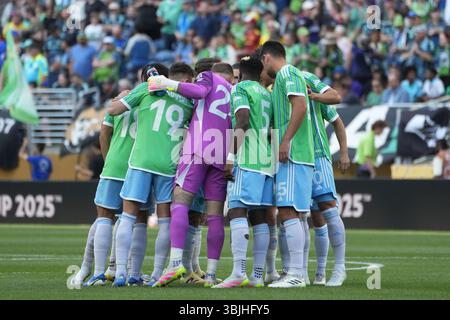 Seattle, Stati Uniti. 15 giugno 2025. I Seattle Sounders FC si riuniscono prima di una partita della Coppa del mondo per club FIFA contro il Botafogo al Lumen Field di Seattle, Washington, il 15 giugno 2025. (Credito fotografico Nate Koppelman/Sipa USA) credito: SIPA USA/Alamy Live News Foto Stock