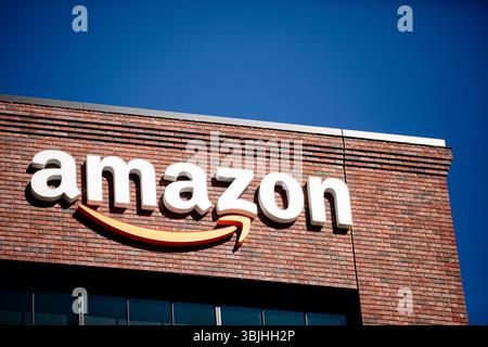East Palo alto, California USA - 17 ottobre 2024: Primo piano del logo Amazon sull'edificio degli uffici dell'azienda a East Palo alto, Silicon Valley Foto Stock