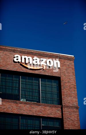 East Palo alto, California USA - 17 ottobre 2024: Primo piano del logo Amazon sull'edificio degli uffici dell'azienda a East Palo alto, Silicon Valley Foto Stock