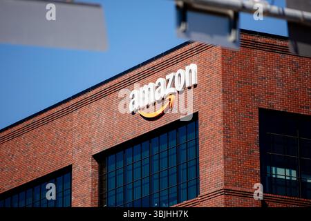 East Palo alto, California USA - 17 ottobre 2024: Primo piano del logo Amazon sull'edificio degli uffici dell'azienda a East Palo alto, Silicon Valley Foto Stock