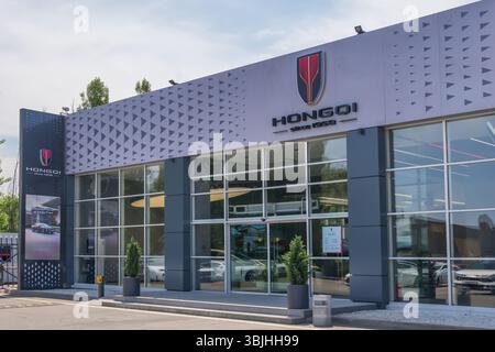 Almaty, Kazakistan - 11 giugno 2025: Concessionario Hongqi Automotive. Casa automobilistica cinese Foto Stock