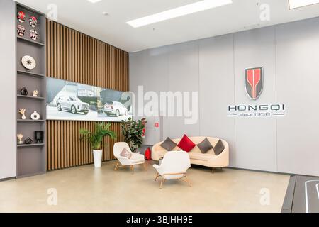 Almaty, Kazakistan - 11 giugno 2025: All'interno della concessionaria Hongqi. Casa automobilistica cinese Foto Stock