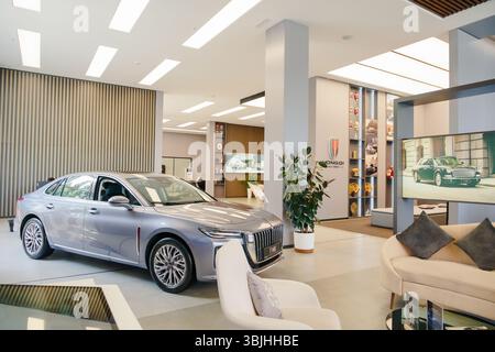 Almaty, Kazakistan - 11 giugno 2025: All'interno della concessionaria Hongqi. Casa automobilistica cinese Foto Stock