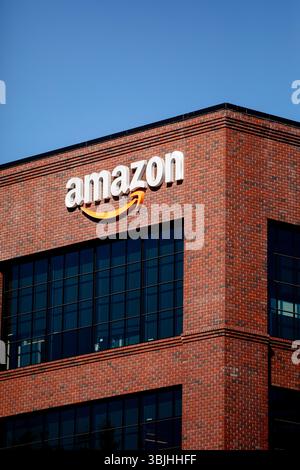East Palo alto, California USA - 17 ottobre 2024: Primo piano del logo Amazon sull'edificio degli uffici dell'azienda a East Palo alto, Silicon Valley Foto Stock