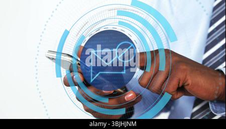 Interagisce con l'uomo in camicia blu che controlla lo smartphone in studio, con sovrapposizione dati e icona busta Foto Stock