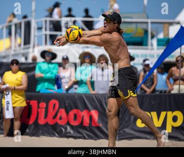 Hagen Smith scava la palla durante l'AVP Huntington Beach Open il 10 maggio 2025. Smith è il figlio di Sinjin Smith. (John Geldermann/Alamy) Foto Stock