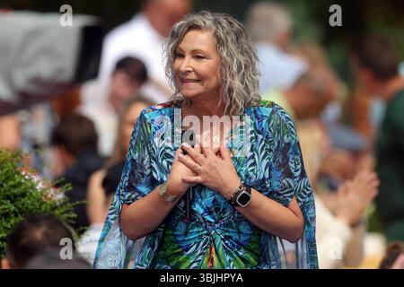 Claudia Jung Immer wieder sonntags 2025-01 Deutsche Schlagersängerin Claudia Jung. ARD-Unterhaltungsshow Immer wieder sonntag. TV-Aufzeichnung und Live-Übertragung vom 15.06.2025 aus dem Wasserpark Rulantica, Rust. Baden-Württemberg, Germania. *** Claudia Jung Immer wieder sonntags 2025 01 la cantante pop tedesca Claudia Jung ARD spettacolo Immer wieder sonntags registrazione TV e trasmissione in diretta dal 15 06 2025 dal parco acquatico Rulantica, Rust Baden Württemberg, Germania Foto Stock