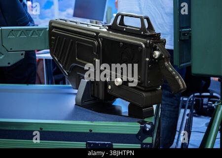 Dispositivo anti-droni in mostra alla fiera della difesa. Sistema di guerra elettronica contro-UAV per applicazioni militari e di sicurezza contro i non-umani Foto Stock