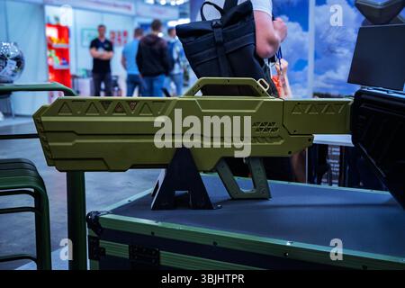 Sistema antidrone verde militare in mostra all'esposizione della difesa. Arma da guerra elettronica portatile per operazioni contro-UAV e neutr droni Foto Stock