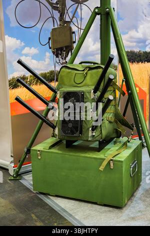 Sistema di guerra elettronica portatile contro i veicoli aerei senza pilota e altre minacce moderne installazione sul campo. Foto Stock