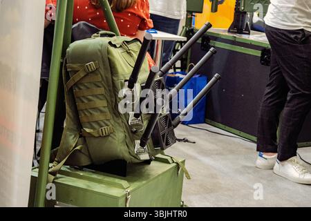 Sistema di guerra elettronica portatile contro i veicoli aerei senza pilota e altre minacce moderne installazione sul campo. Foto Stock