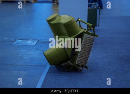 Radar verde militare o sistema di rilevamento in esposizione alla fiera della difesa. Apparecchiature di guerra elettronica con array di antenne per sorveglianza e monito Foto Stock