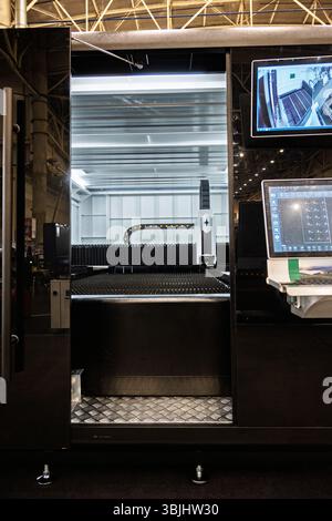 Contenitore per tagliatrici laser industriali con pannello di controllo avanzato e sistema di monitoraggio integrato per la produzione di precisione. Foto Stock
