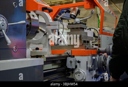 Primo piano della macchina per tornio in metallo che mostra le parti per la produzione di metalli e macchinari industriali. Foto Stock