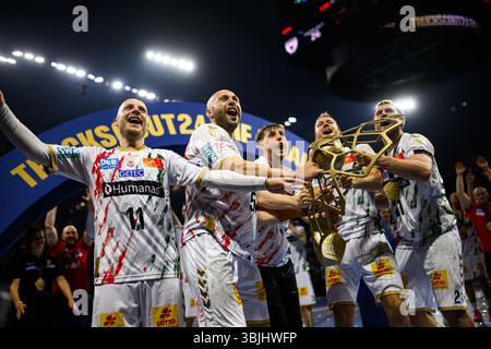 COLONIA, GERMANIA - 15 GIUGNO 2025: - La finale di TruckScout24 EHF FINAL4 Fuchse Berlin contro SC Magdeburg alla Lanxess Arena. Foto Stock