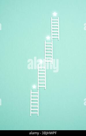 Scale che conducono a palchi con stelle premiate su ciascuno. Motivazione e incentivi finanziari. Definizione degli obiettivi, avanzamento della carriera, sistemi di riconoscimento o incen Foto Stock