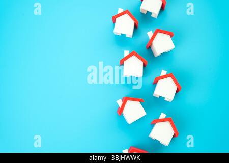 Una linea di figure domestiche. Case e immobili. Servizi immobiliari per l'acquisto e la vendita. Acquisto di casa. Elenchi di immobili residenziali. Foto Stock