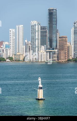 Cartagena, Colombia - 12 aprile 2024: Paesaggio naturale e Statua della Vergine di Carmen nella baia di Cartagena de Indias, Colombia. Foto Stock