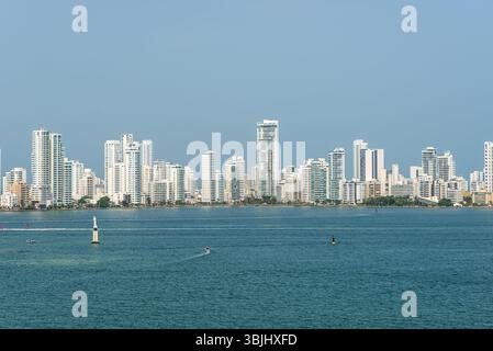 Cartagena, Colombia - 12 aprile 2024: Paesaggio naturale e Statua della Vergine di Carmen nella baia di Cartagena de Indias, Colombia. Foto Stock