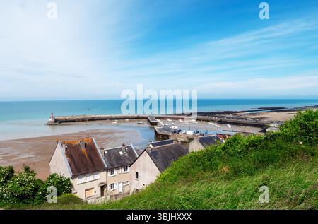 Veduta della città di Port-en-Bessin, comune del dipartimento di Calvados nella regione bassa-Normandie nella Francia nordoccidentale. Foto Stock