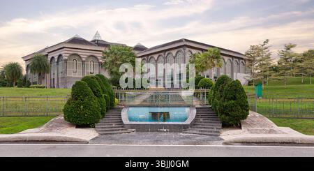 L'ufficio del primo Ministro, situato a Bandar seri Begawan, Brunei, presenta un'architettura suggestiva circondata da giardini e giochi d'acqua curati con cura, che riflettono l'eleganza amministrativa del Brunei Foto Stock
