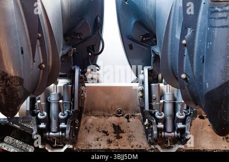 Meccanismi di sollevamento sui motori fuoribordo a poppa dell'imbarcazione. Ascensore sullo specchio di poppa sui motori fuoribordo di una barca a motore. Foto Stock